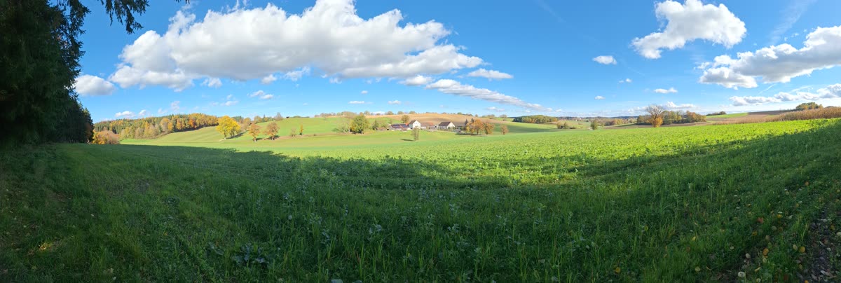 Weites Panorama der herbstlichen Hügel rund um den Waldkindergarten