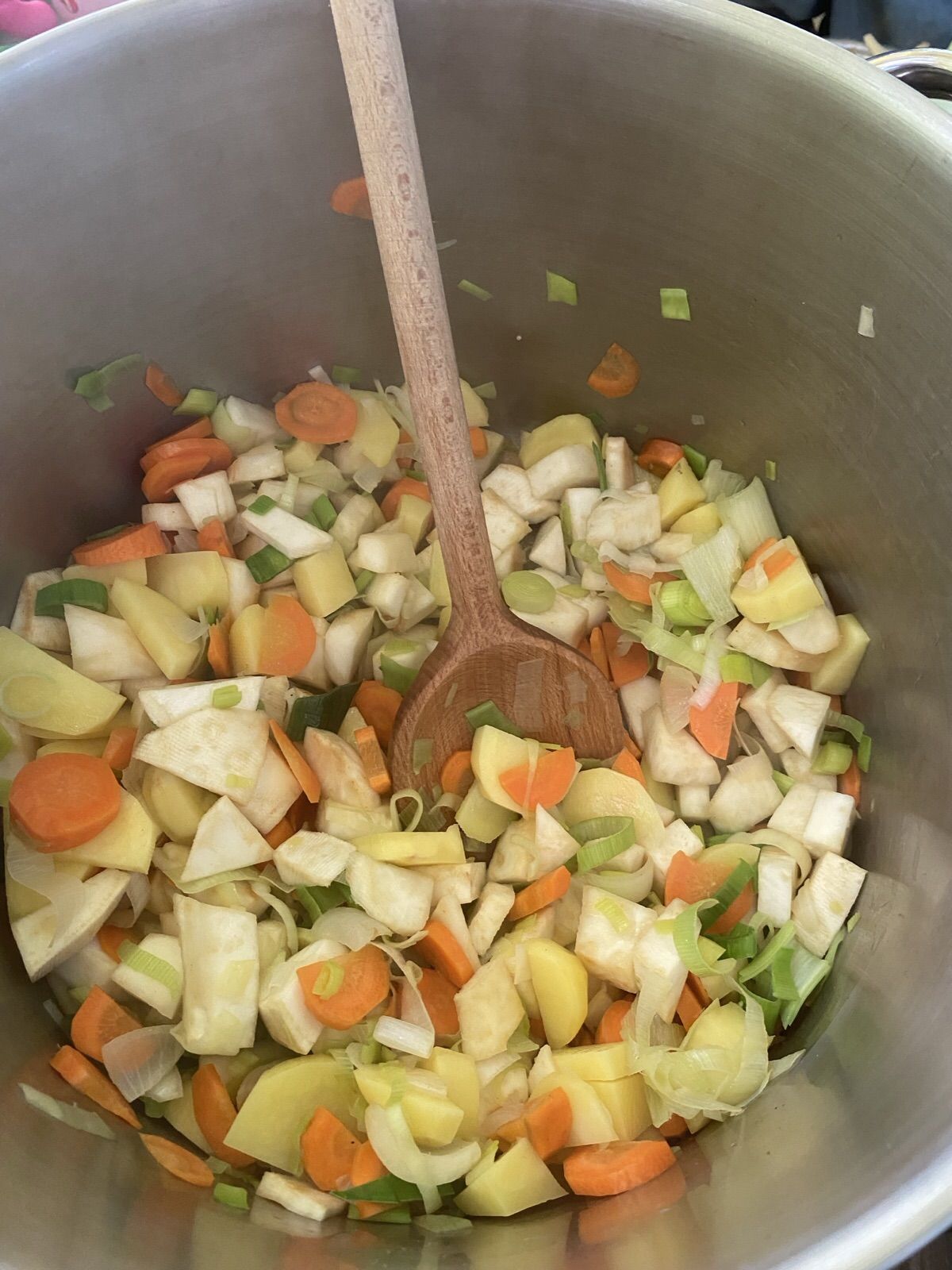 Topf voller frisch geschnippeltem Gemüse für die Suppe