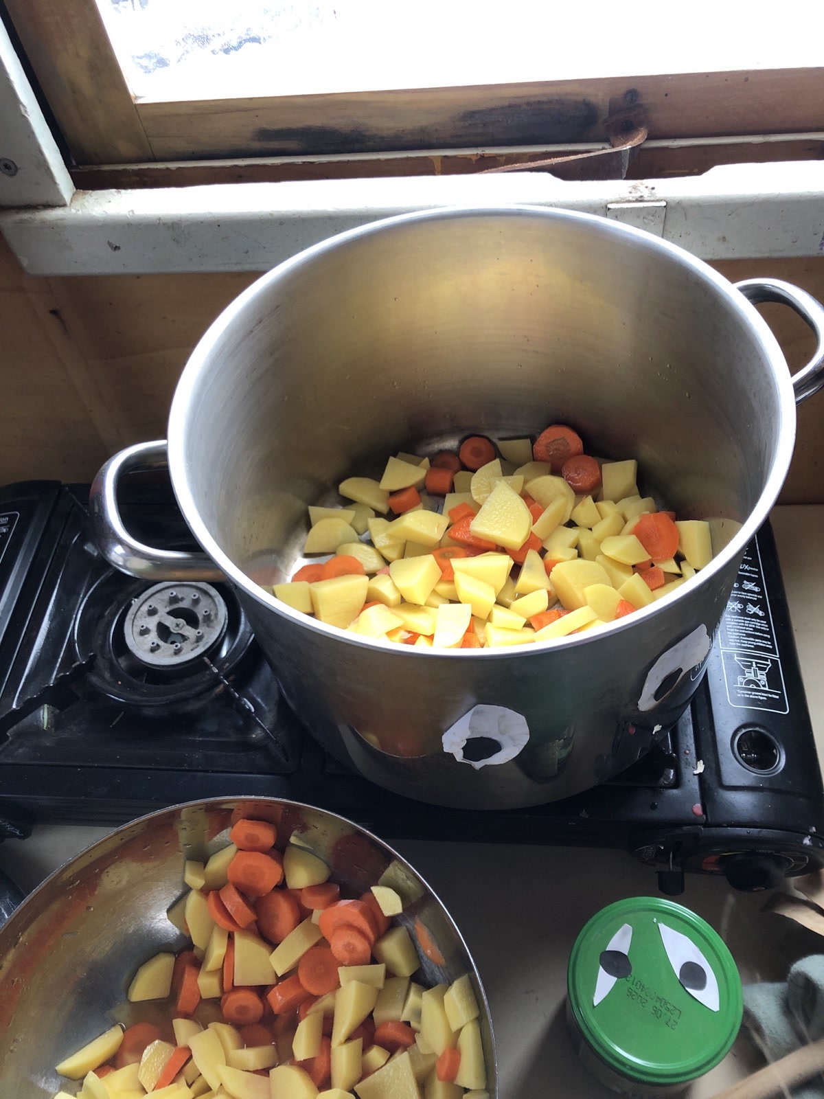 Kartoffeln und Karotten im großen Suppentopf auf dem Gaskocher