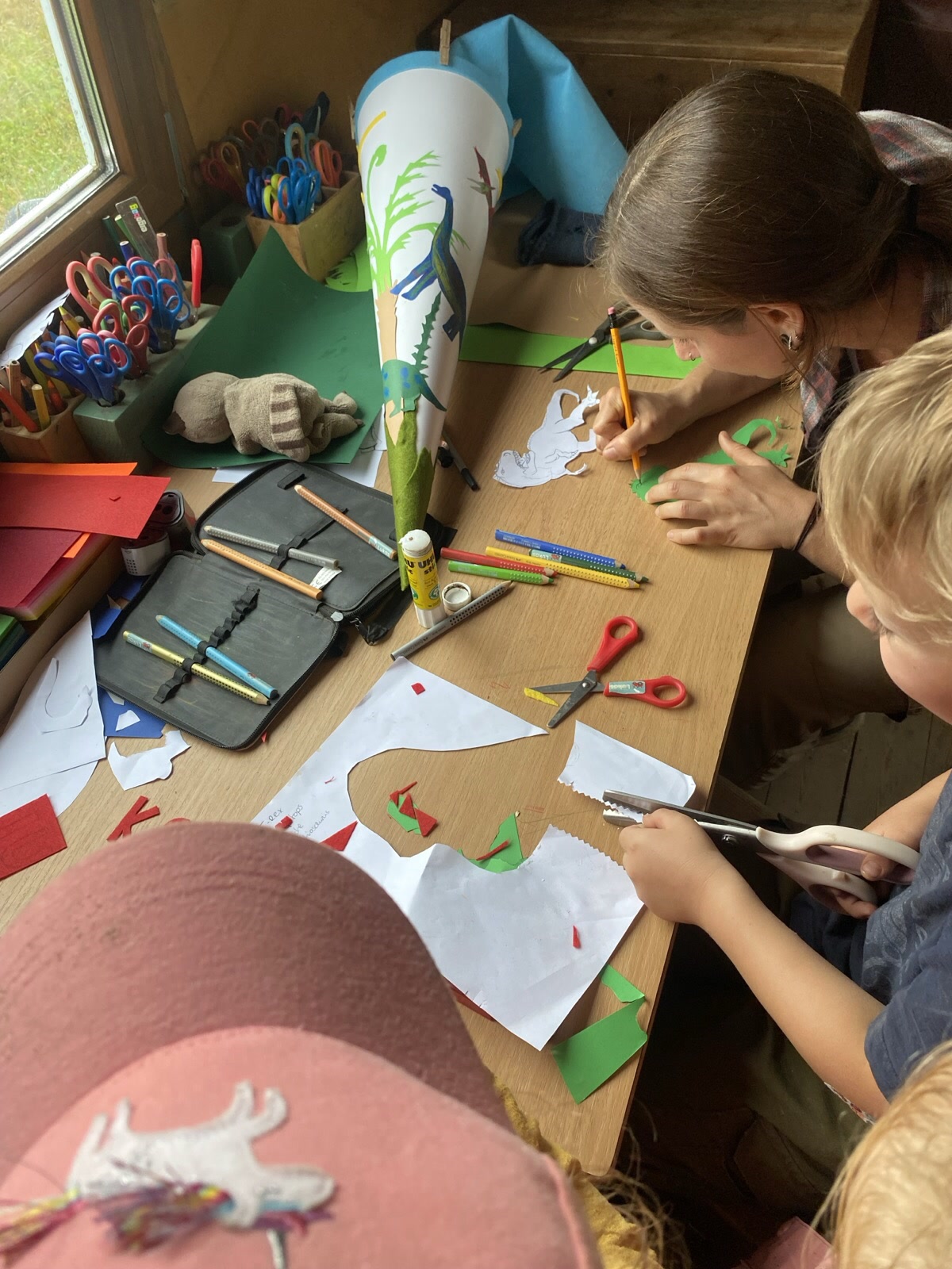 Am Basteltisch entstehen die Schultüten für die Vorschulkinder