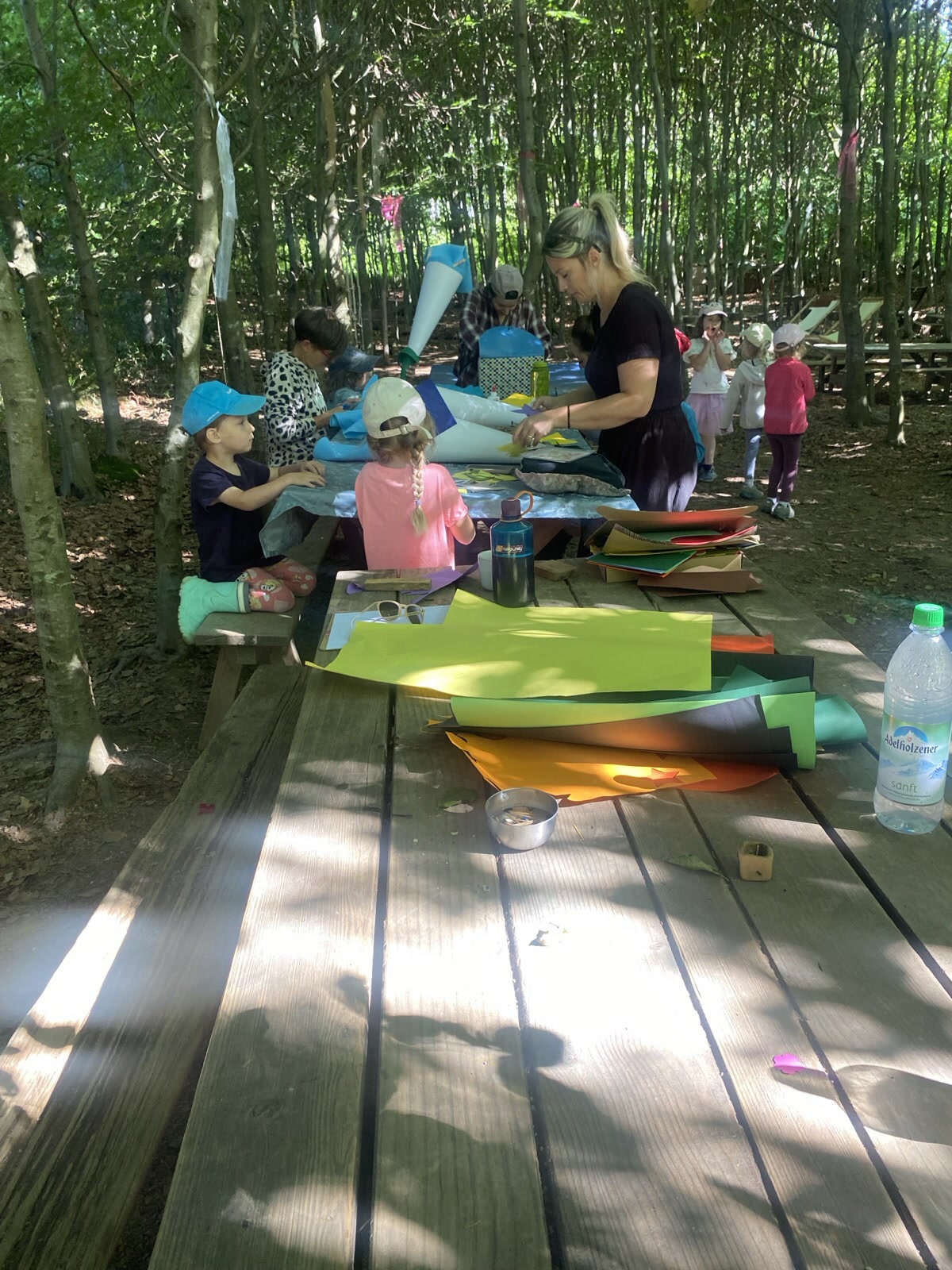Die lange Tafel im Wald ist für die gemeinsame Brotzeit gedeckt